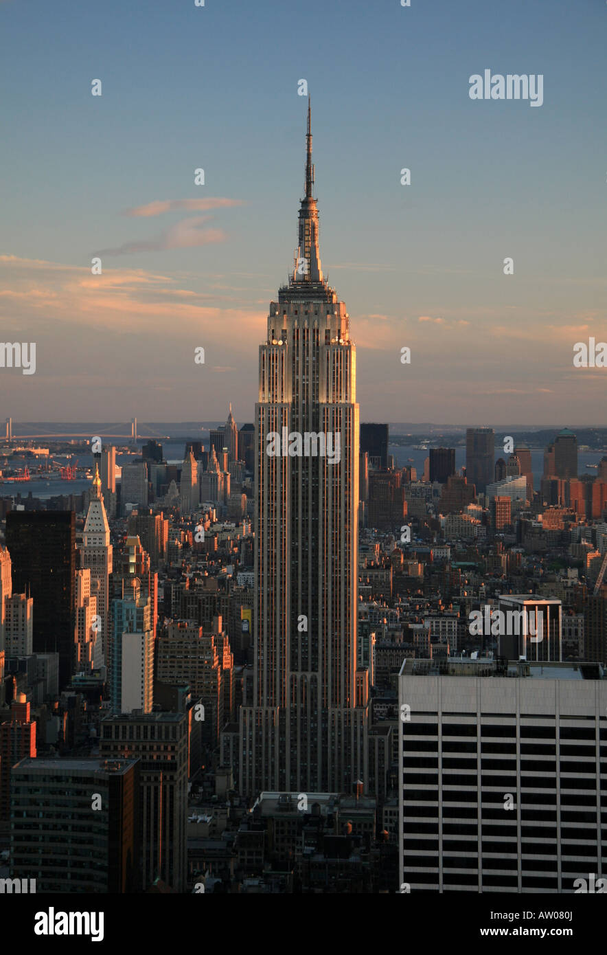 Das Empire State Building und die Innenstadt von New York bei Sonnenuntergang vom Rockefeller Building. Stockfoto