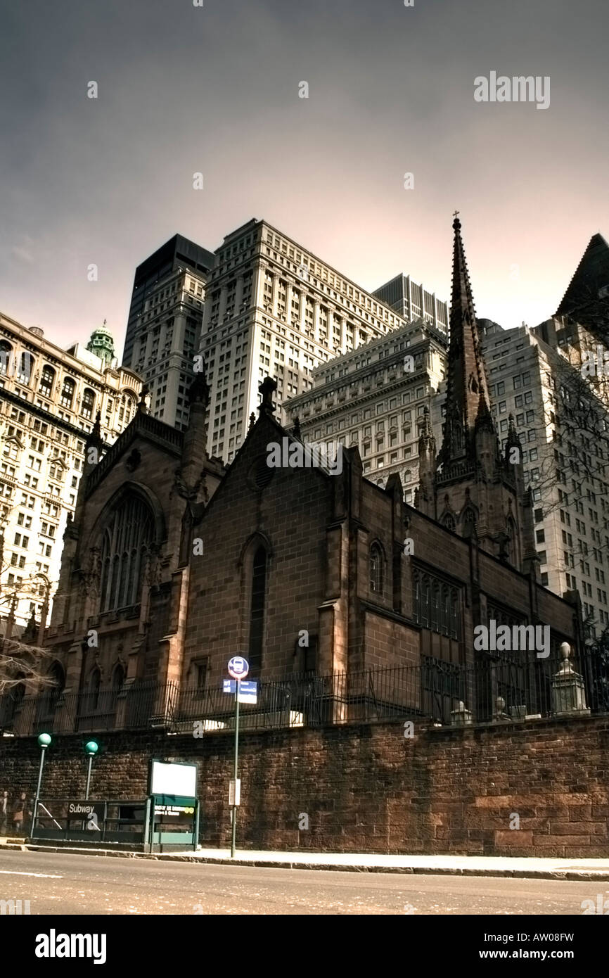 Zeigen Sie auf der Rückseite der Trinity Church an, Downtown Manhattan, NY, USA Stockfoto