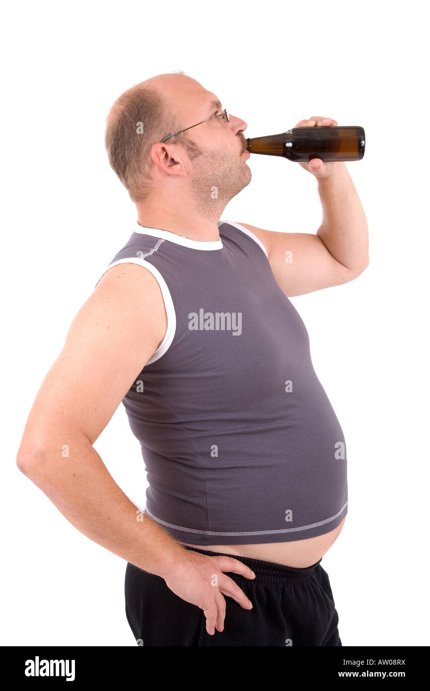 Übergewichtiger Mann mit seinem Bierbauch ragte aus seinem Beerbottle trinken Stockfoto
