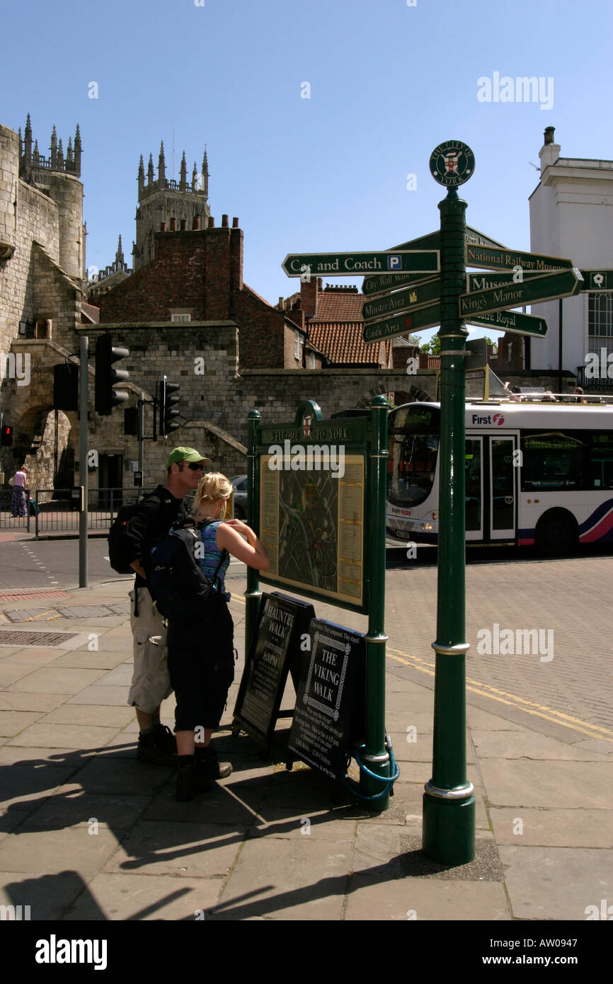 Touristen und Straßenkarte York Stockfoto