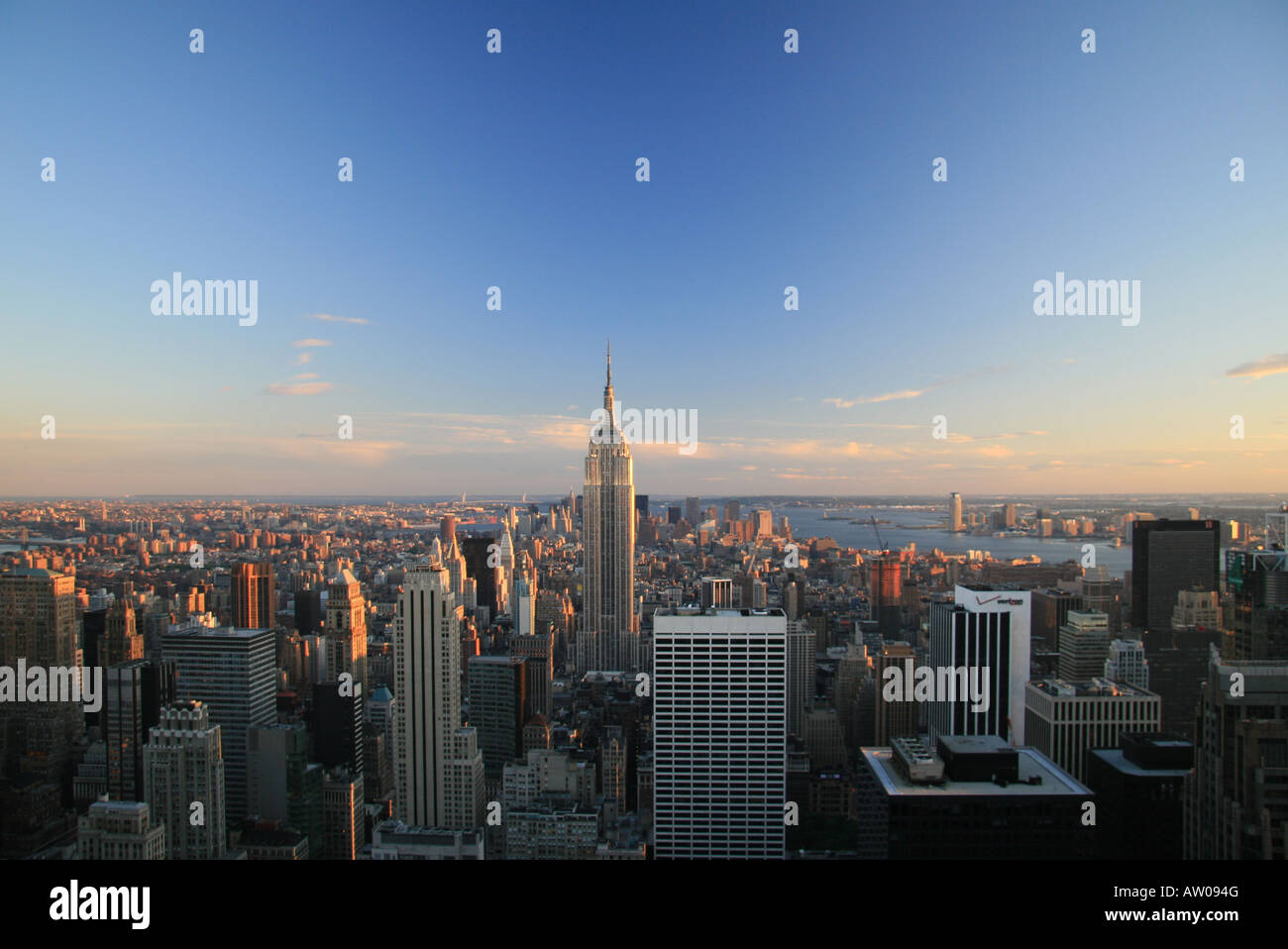 Das Empire State Building und der Innenstadt von New York bei Sonnenuntergang. Stockfoto