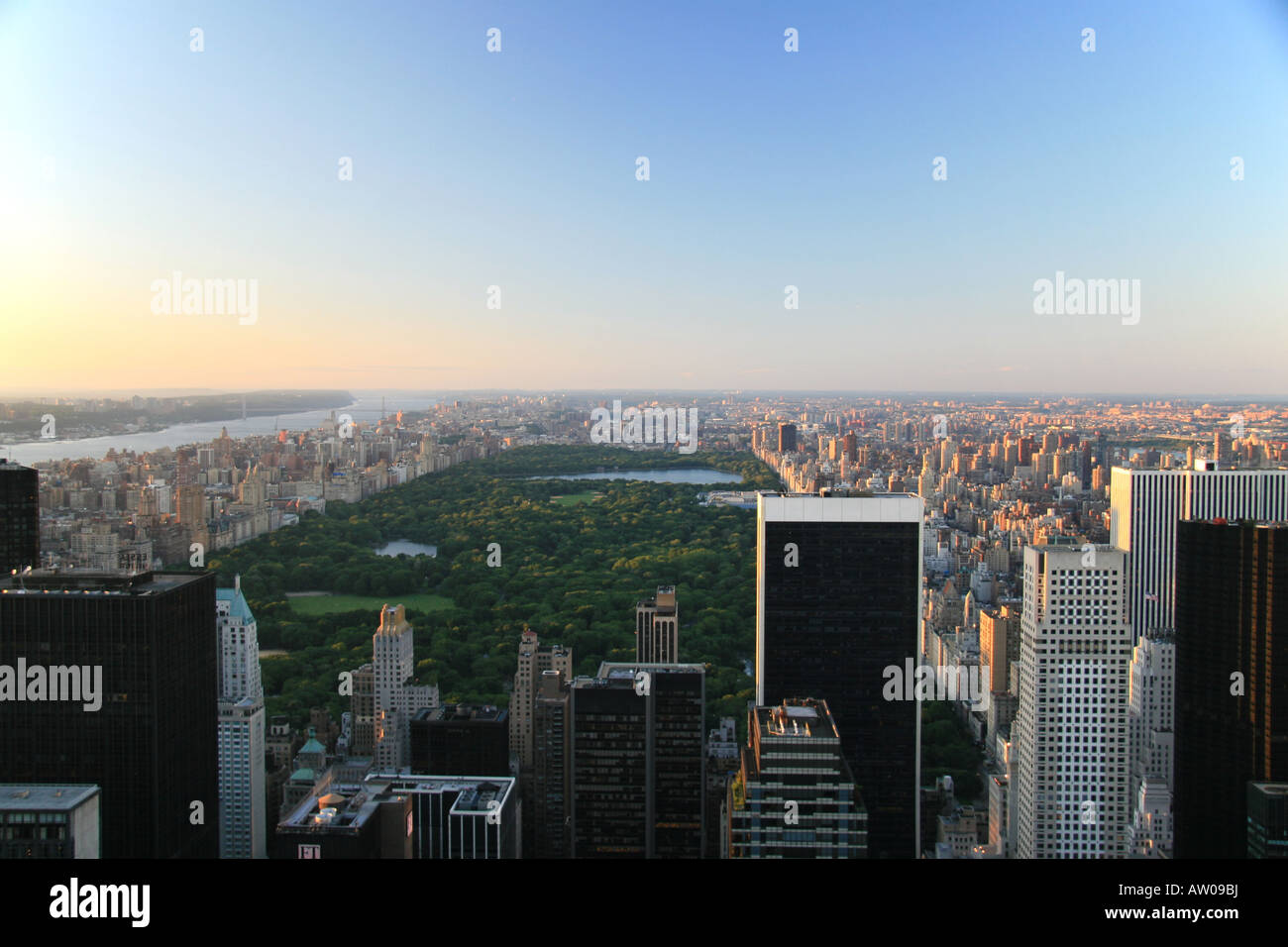 Ein Sonnenuntergang in Upper Manhattan und den Central Park vom Dach des Rockefeller Center, New York. Stockfoto