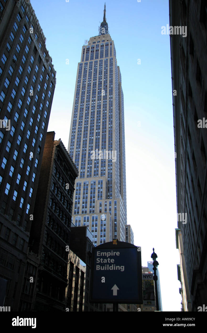 Das Empire State Building mit touristischen Hinweisschild, Manhattan, New York. Stockfoto