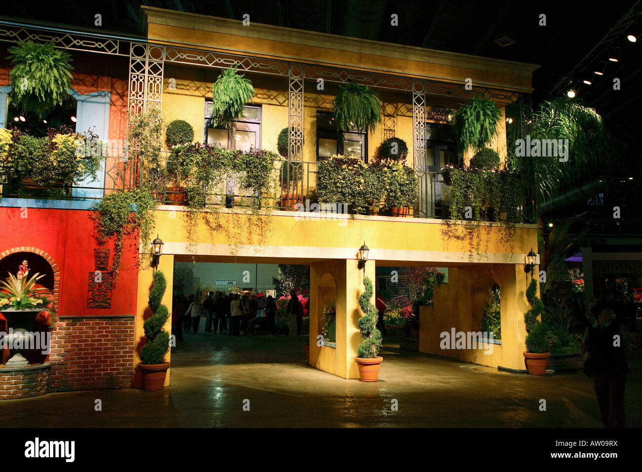 Bourbon Street.  Großen zweistöckigen Struktur mit Metallgeländer Stil in New Orleans gefunden. Philadelphia flower show Stockfoto