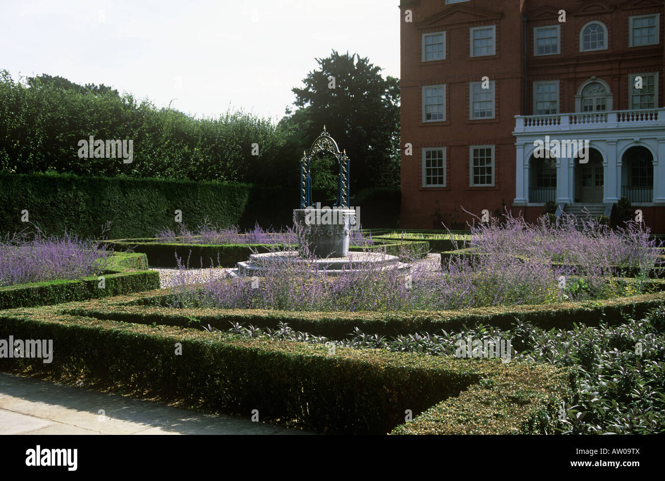 Der Kew Palace zurück und es ist wieder Garten Stockfoto