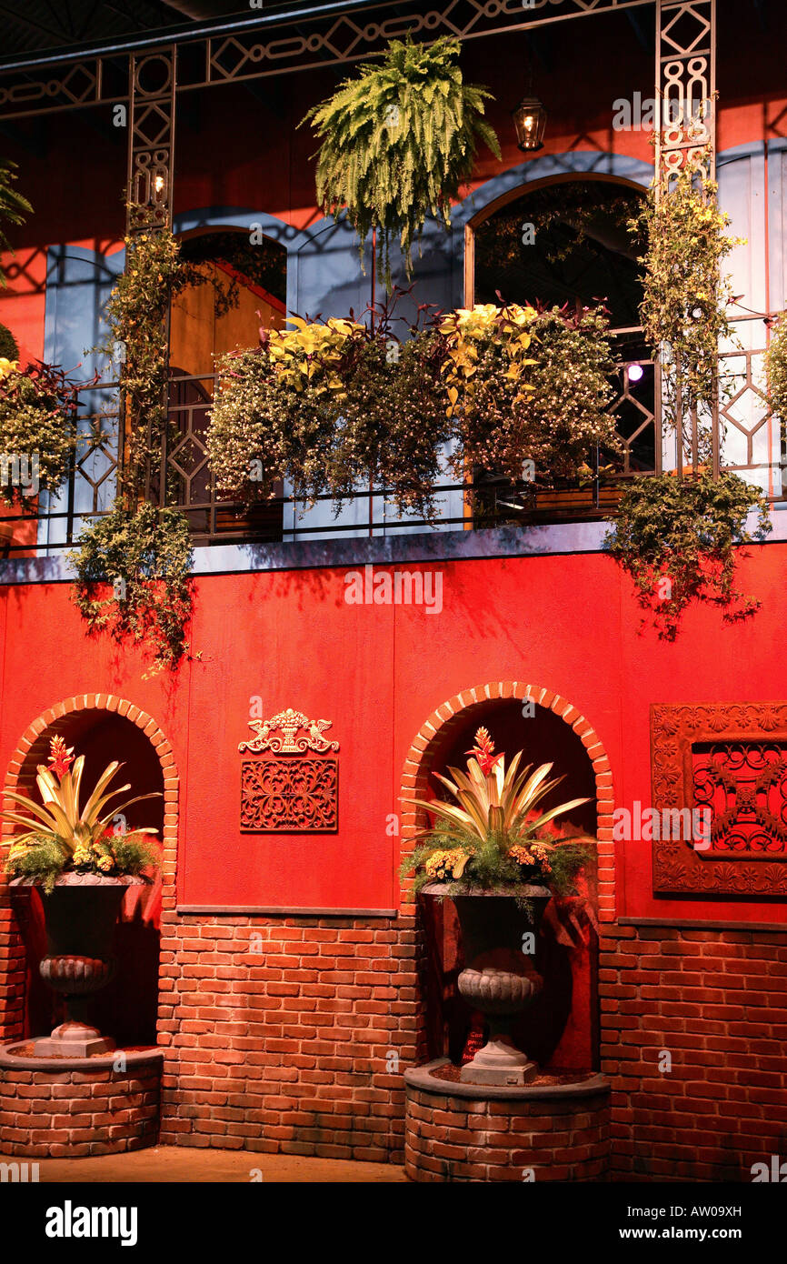 Bourbon Street.  Großen zweistöckigen Struktur mit Metallgeländer Stil in New Orleans gefunden. Philadelphia flower show Stockfoto