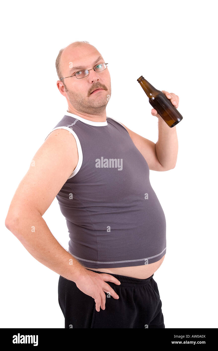 Übergewichtiger Mann hält einen Beerbelly und seinen Bierbauch herausragen Stockfoto