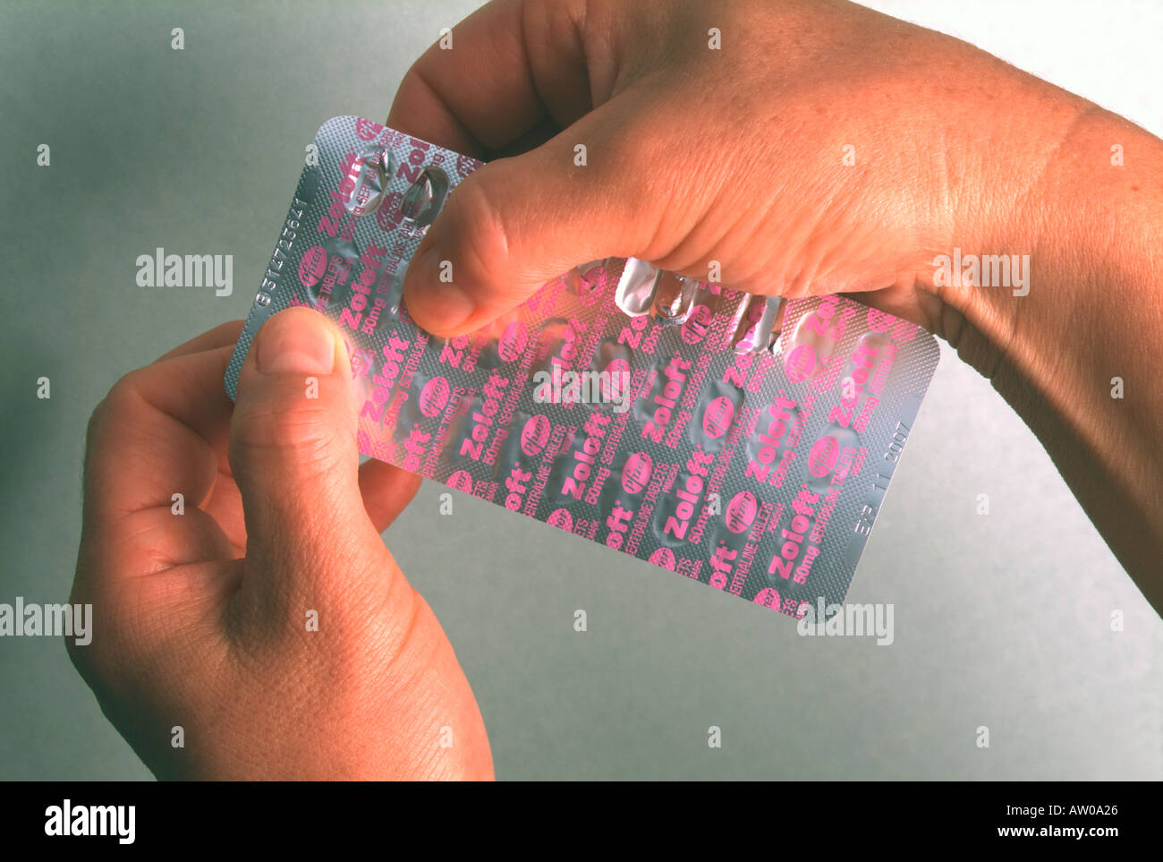 Frau, die Zoloft aus versiegelter Packung nimmt Stockfoto