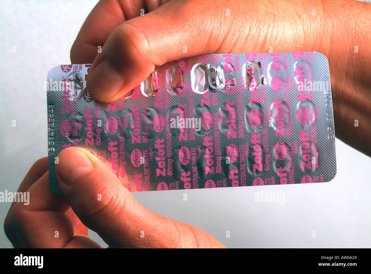 Frau, die Zoloft aus versiegelter Packung nimmt Stockfoto