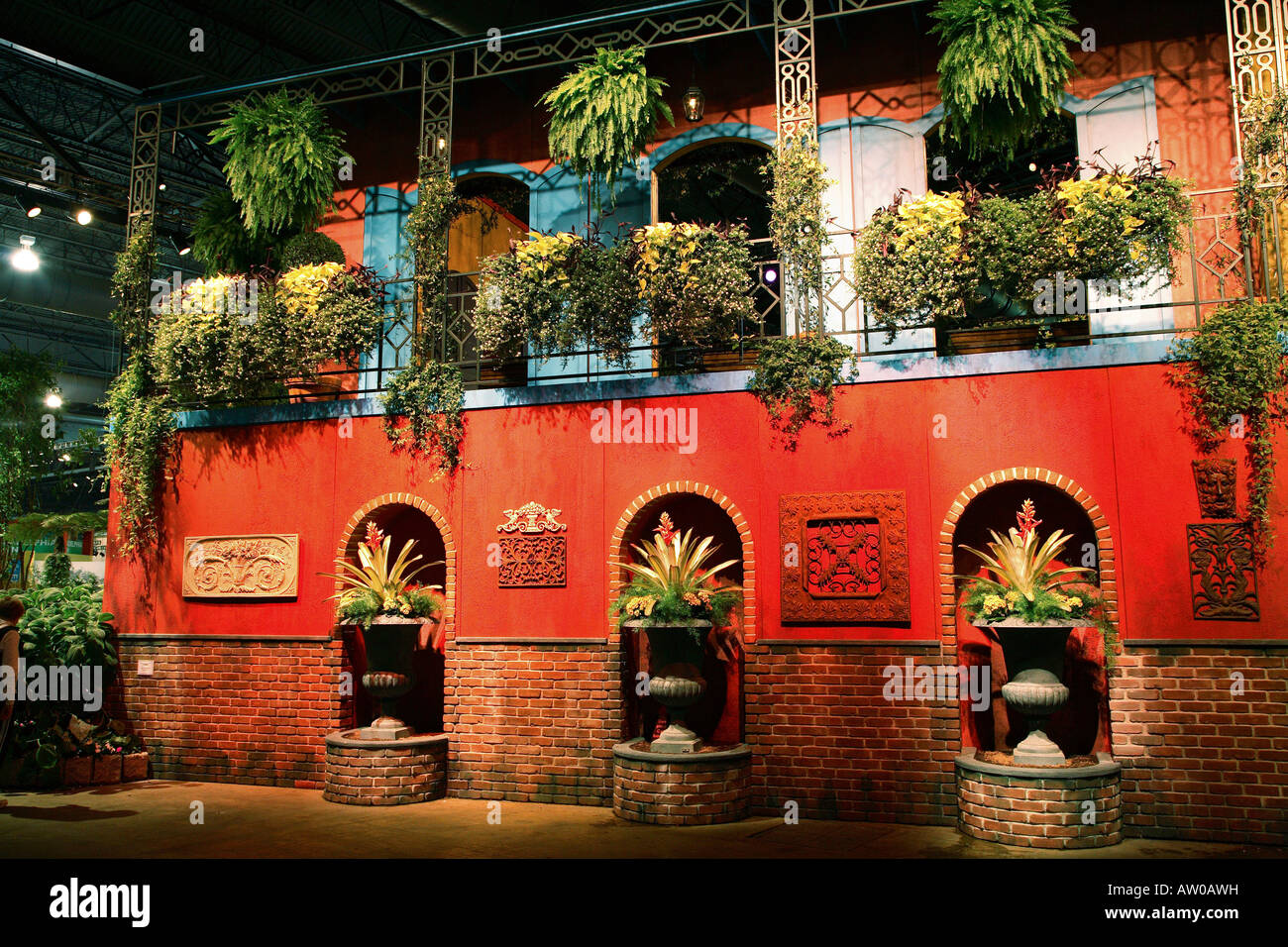 Bourbon Street.  Großen zweistöckigen Struktur mit Metallgeländer Stil in New Orleans gefunden. Philadelphia flower show Stockfoto