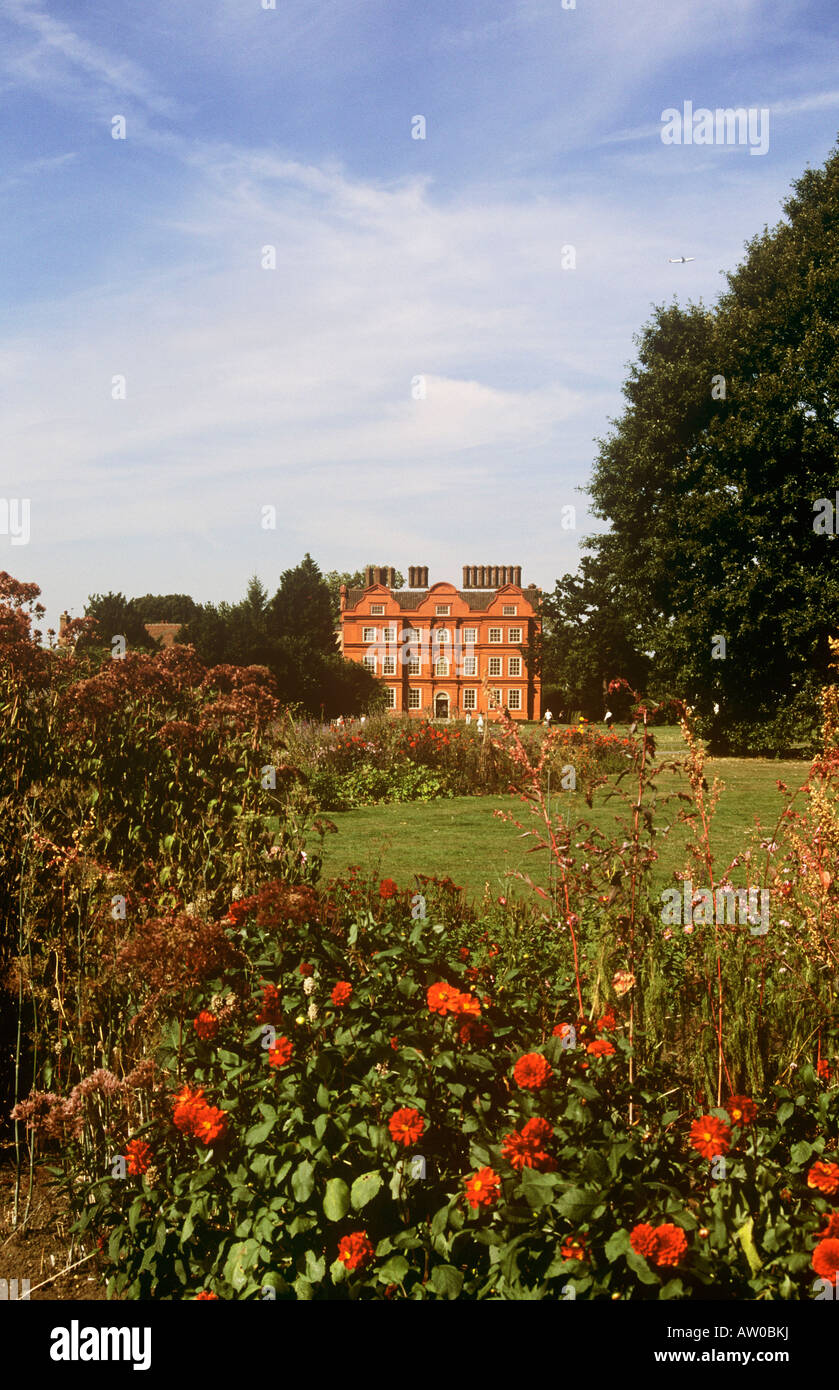 Die Royal Botanical Gardens in Kew Palace im Hintergrund Stockfoto