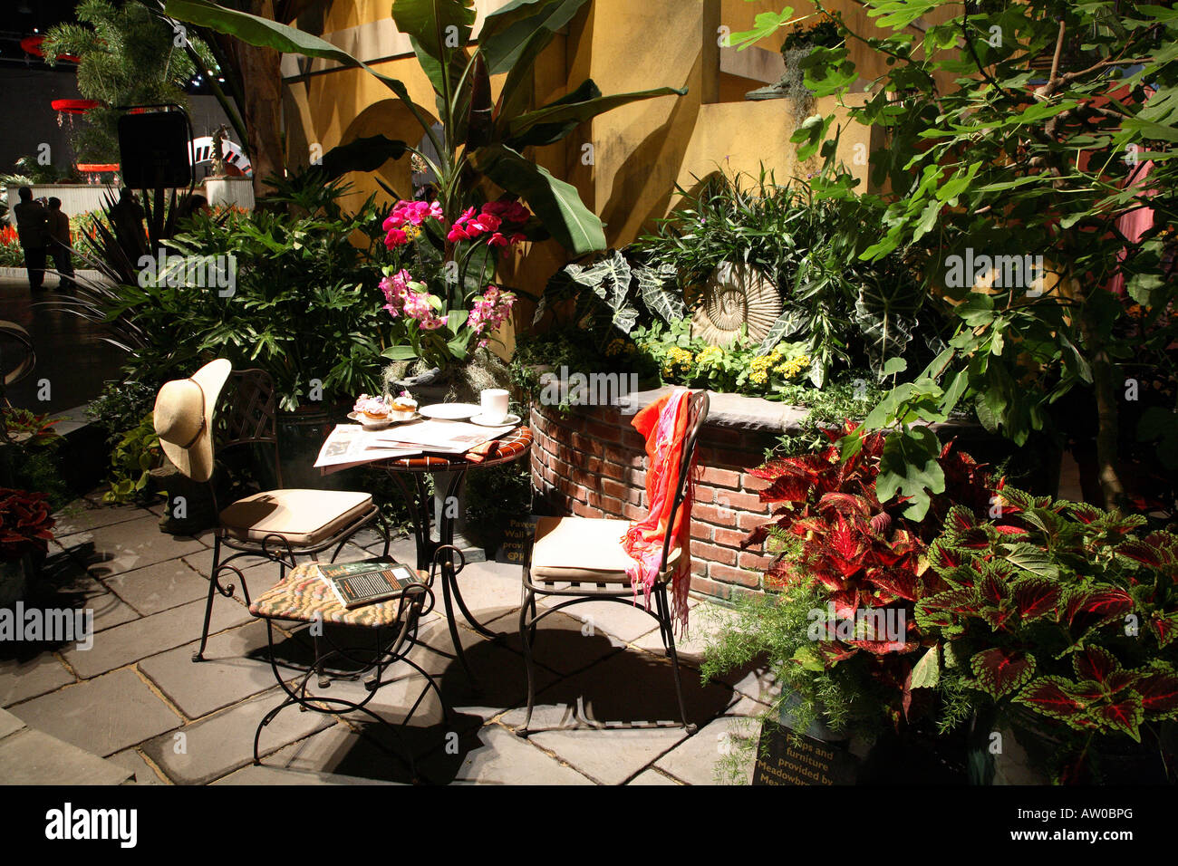Kleine Terrasse mit gepflasterten Steinboden und kleinen Draht Bistro set mit Zeitung Kuchen und Becher.  Philadelphia flower show Stockfoto