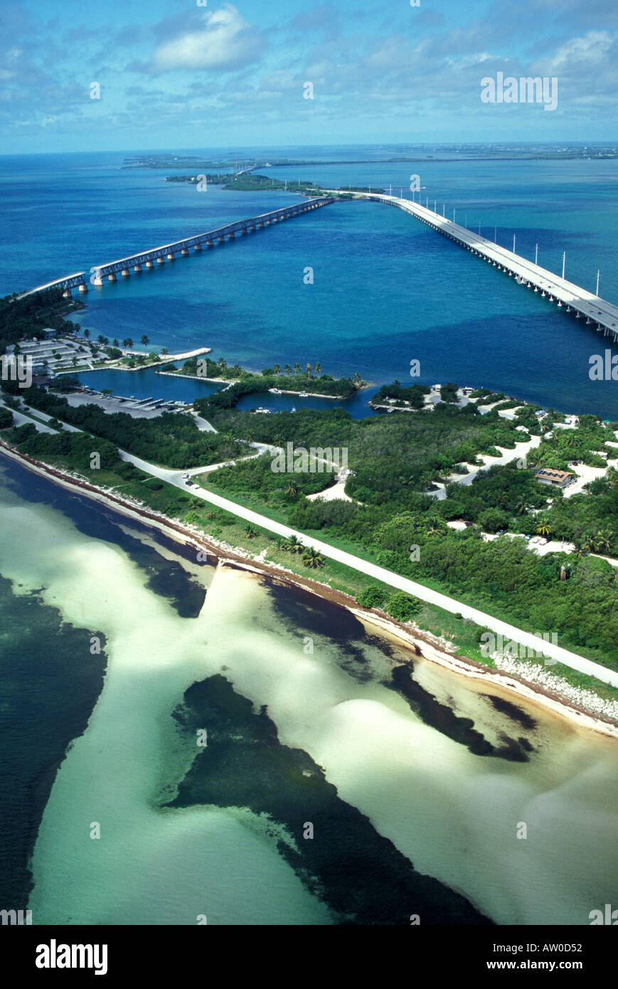 Florida Keys sieben Meile Brücke Aerial grünes Wasser blauer Himmel Hintergrund ikonischen Florida Keys landschaftlichen Freiraum für Typ layout Stockfoto