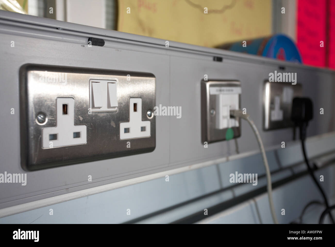 UK drei Pin poliertem Metall Doppel Steckdose und Internet-Anschluss in Service Leitung in einem Klassenzimmer-belfast Stockfoto
