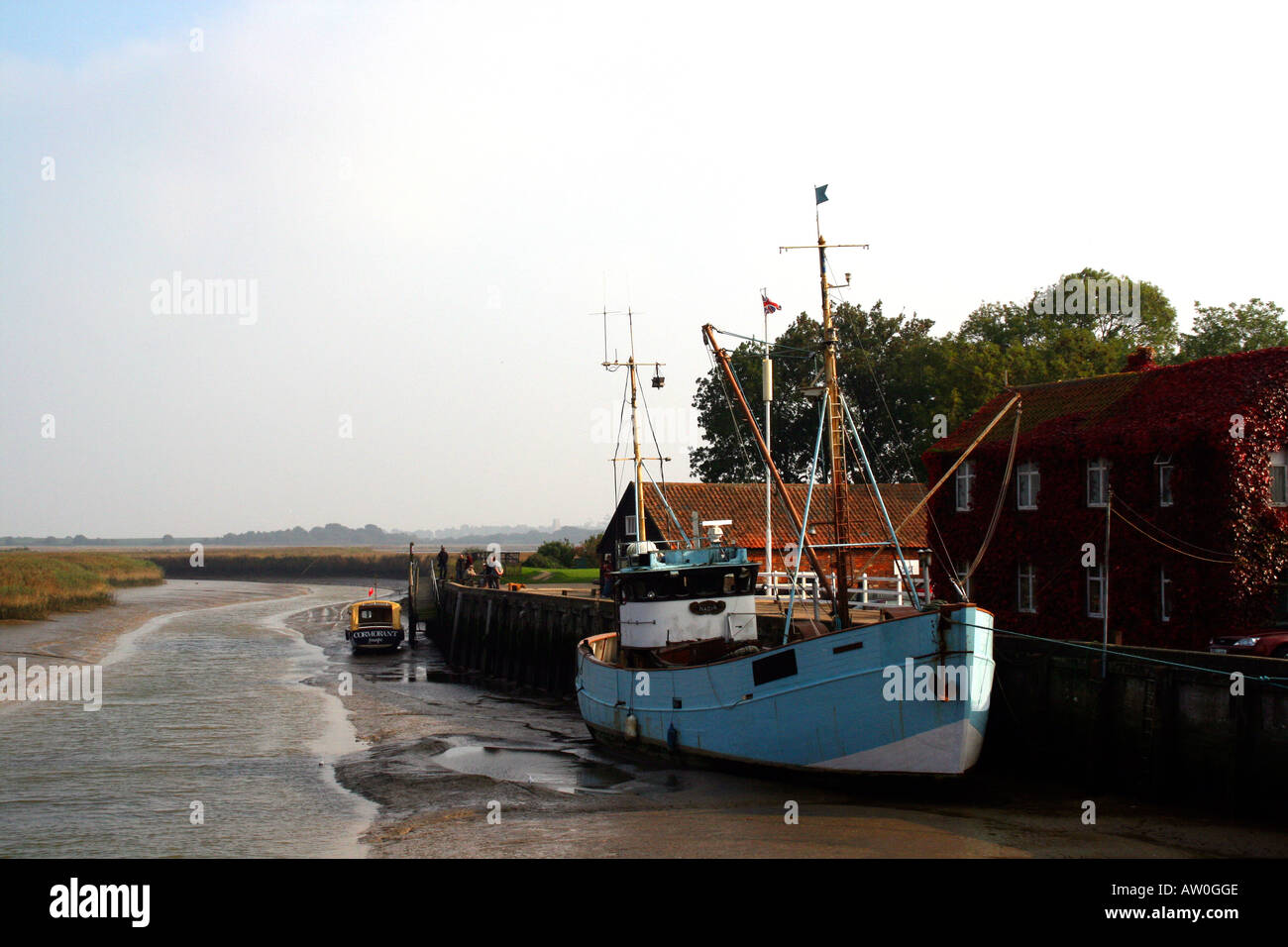 Boote am Fluss Alde an Snape Maltings Standort des Aldeburgh Festival in Suffolk UK Stockfoto