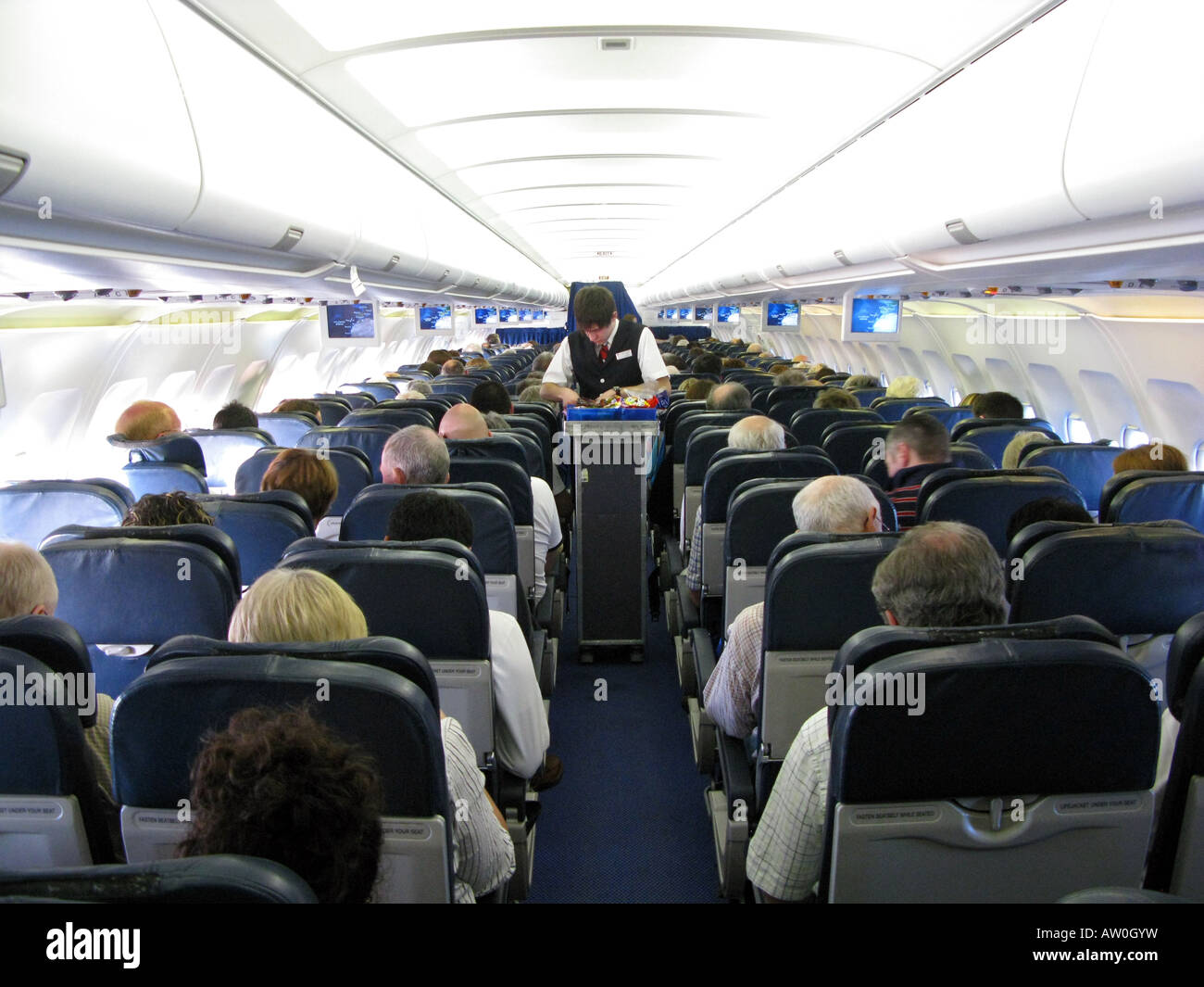 Wie Viele Passagiere Passen In Ein Flugzeug Passagiere economy sitze -Fotos und -Bildmaterial in hoher Auflösung