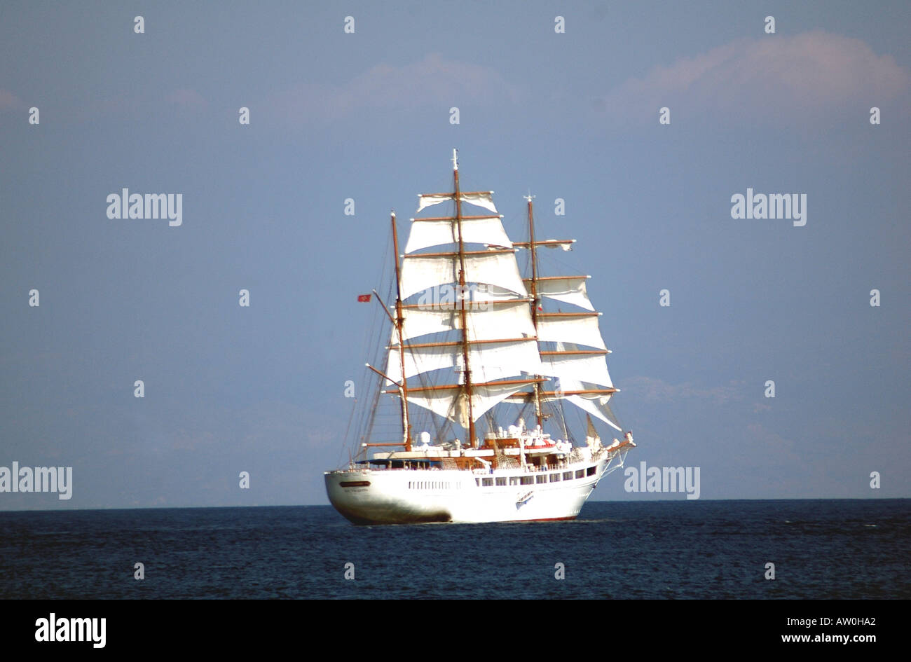 Schiff unter vollen Segeln vor Sizilien Stockfoto