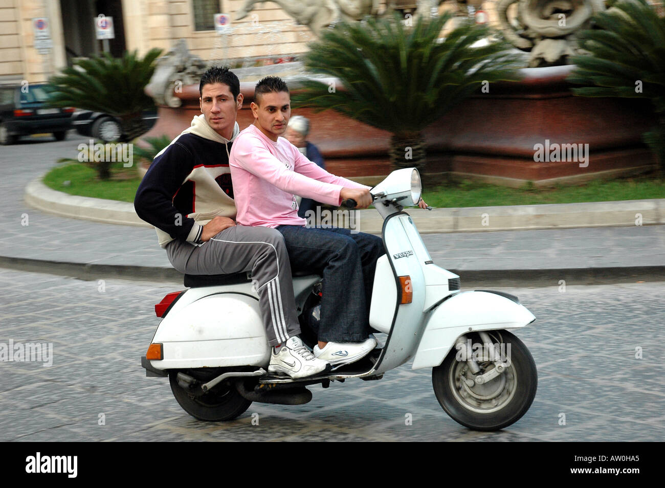 Zwei junge Männer auf einem Roller in Syrakus Sizilien Stockfotografie -  Alamy