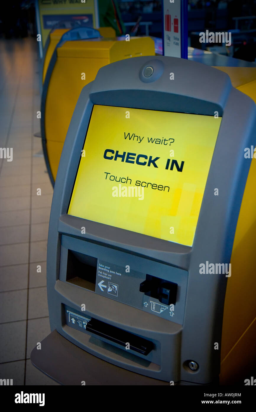 Automated Ticket Umgang mit Abflug am Flughafen Schiphol, Niederlande Stockfoto