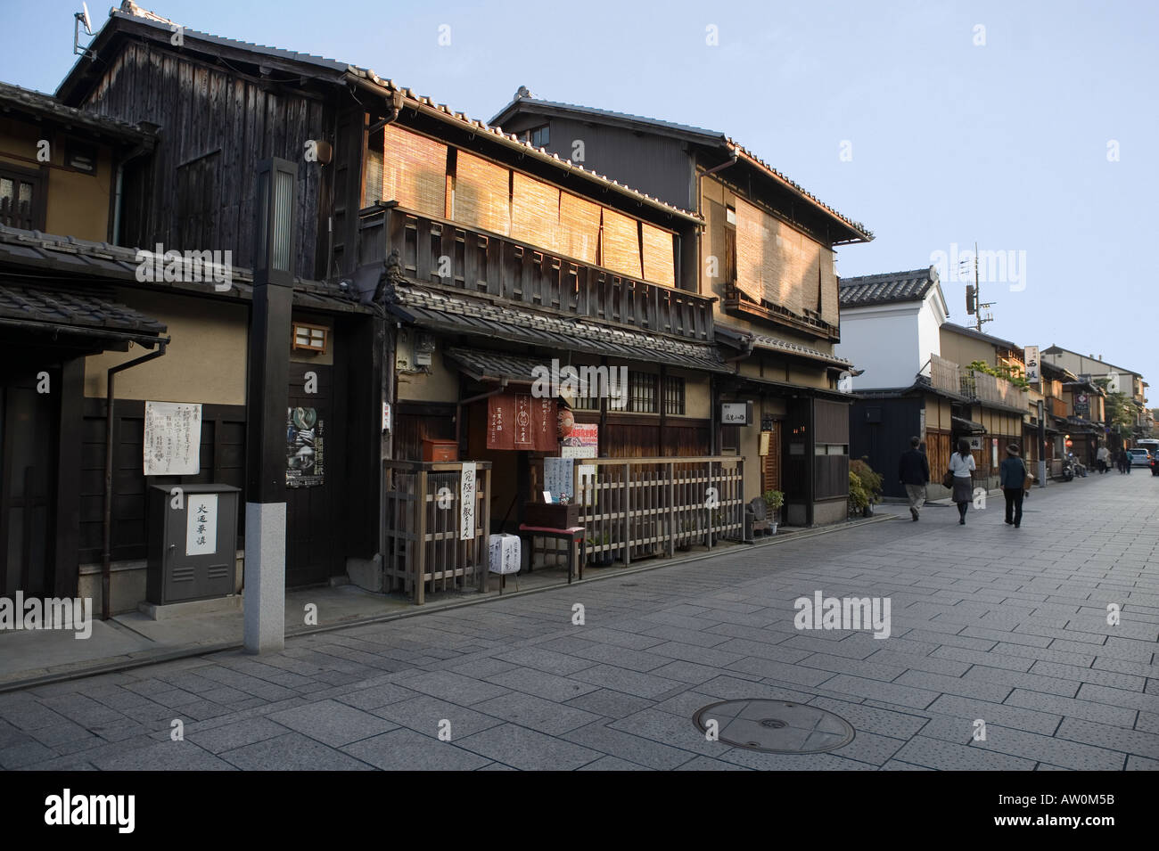 Fensterläden, in der Gion Bezirk von Kyoto - am späten Nachmittag 2 Stockfoto