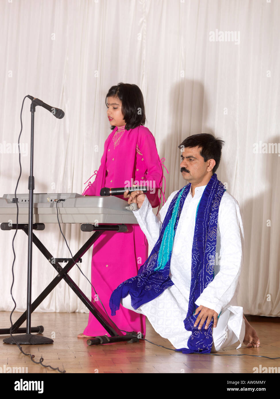 Diwali Wandswoth Rathaus London Mädchen spielen Tastatur Vater Holding Mikrofon Stockfoto