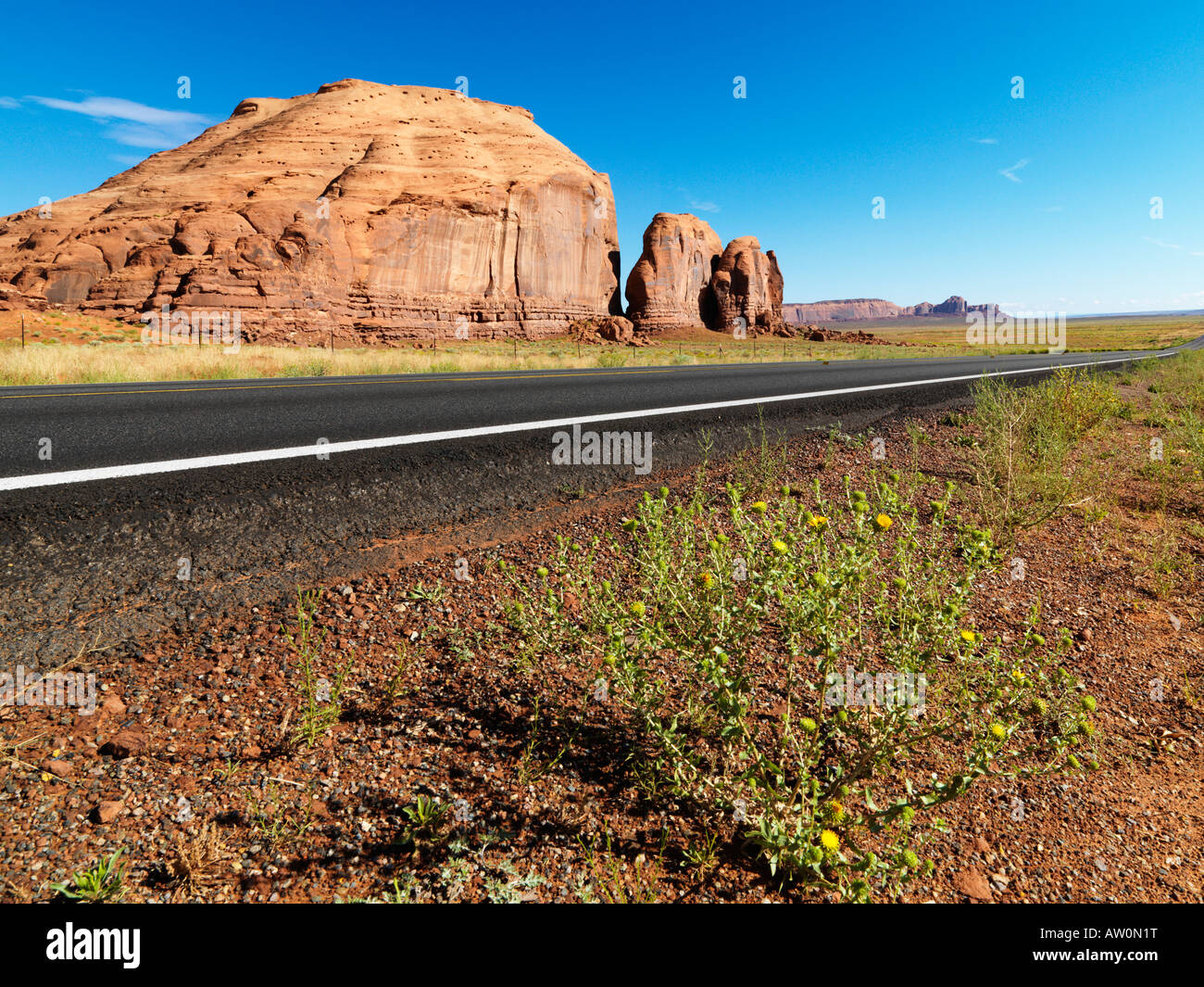 Wüste Mesa mit Straße. Stockfoto