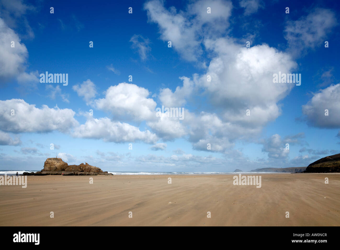 Ein starker Wind weht den Sand am Strand entlang in Perranporth, Cornwall UK. Stockfoto