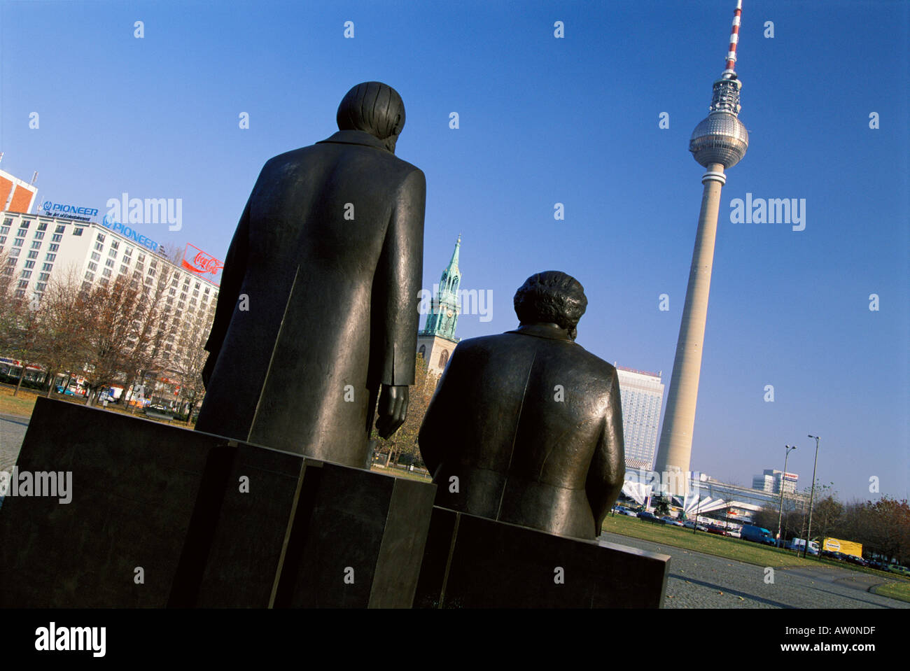 Europa, Deutschland, Berlin, Statue von Marx-Engels und Fernsehturm Stockfoto