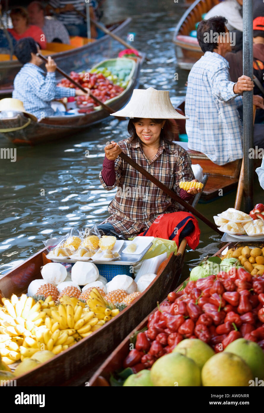 der schwimmende Markt von Damnoen Saduak in thailand Stockfoto