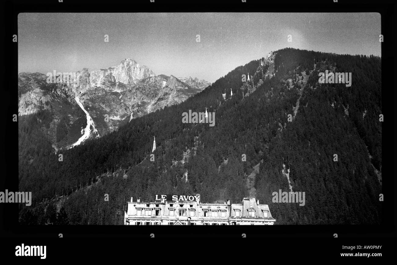 Hotel Le Savoy mit dem schneebedeckten Berg Hänge französische Alpen, Frankreich ca. 1952 Stockfoto