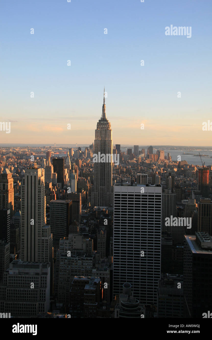Ein Sonnenuntergang in lower Manhattan und das Empire State Building vom Dach des Rockefeller Center in New York. Stockfoto