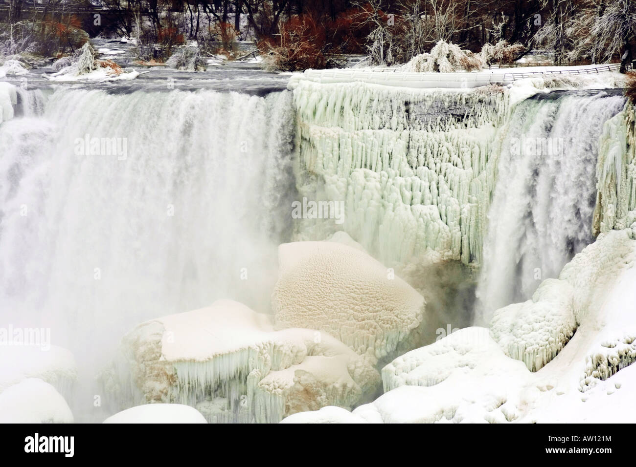 Die amerikanischen Fälle der Nigara fällt mit Ice Crystal winter Pracht von der kanadischen Seite der Niagara River angesehen eingefroren Stockfoto