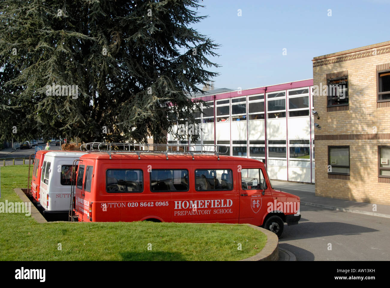 Vorschule und Schule Minibusse, Sutton, Surrey, England, Großbritannien, Vereinigtes Königreich, Europa Stockfoto