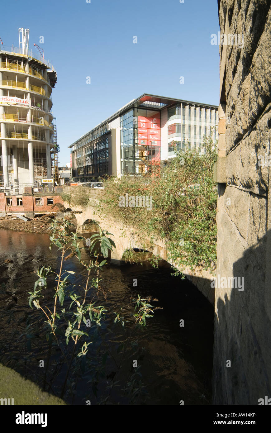 Stadtentwicklung und-Erneuerung am Flussufer in Sheffield Stadtzentrum Stockfoto