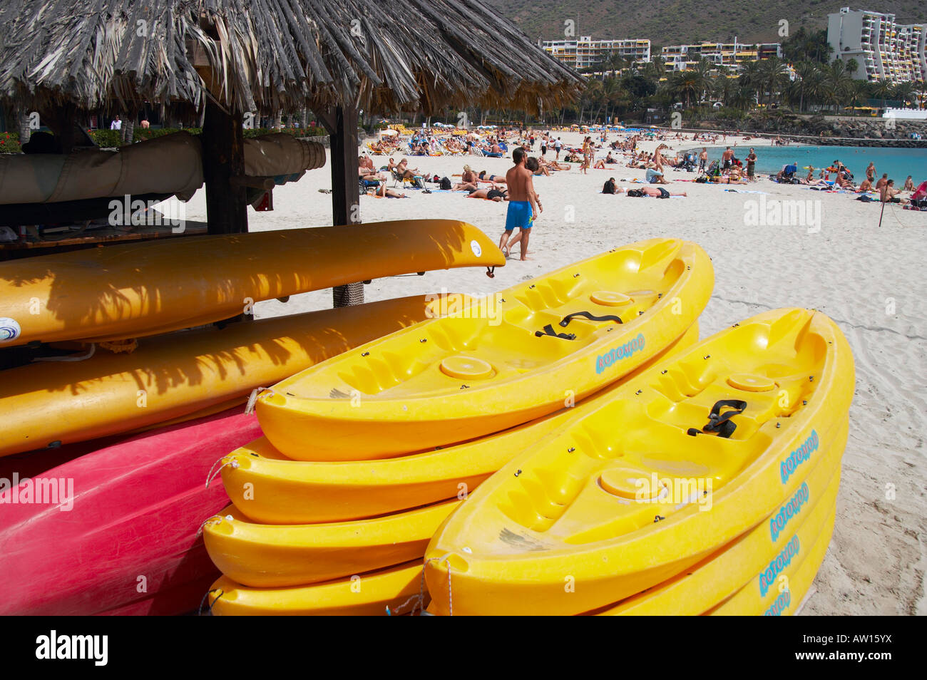 Gelben Kanus am Strand von Anfi del Mar, Gran Canaria, Kanarische Inseln Stockfoto