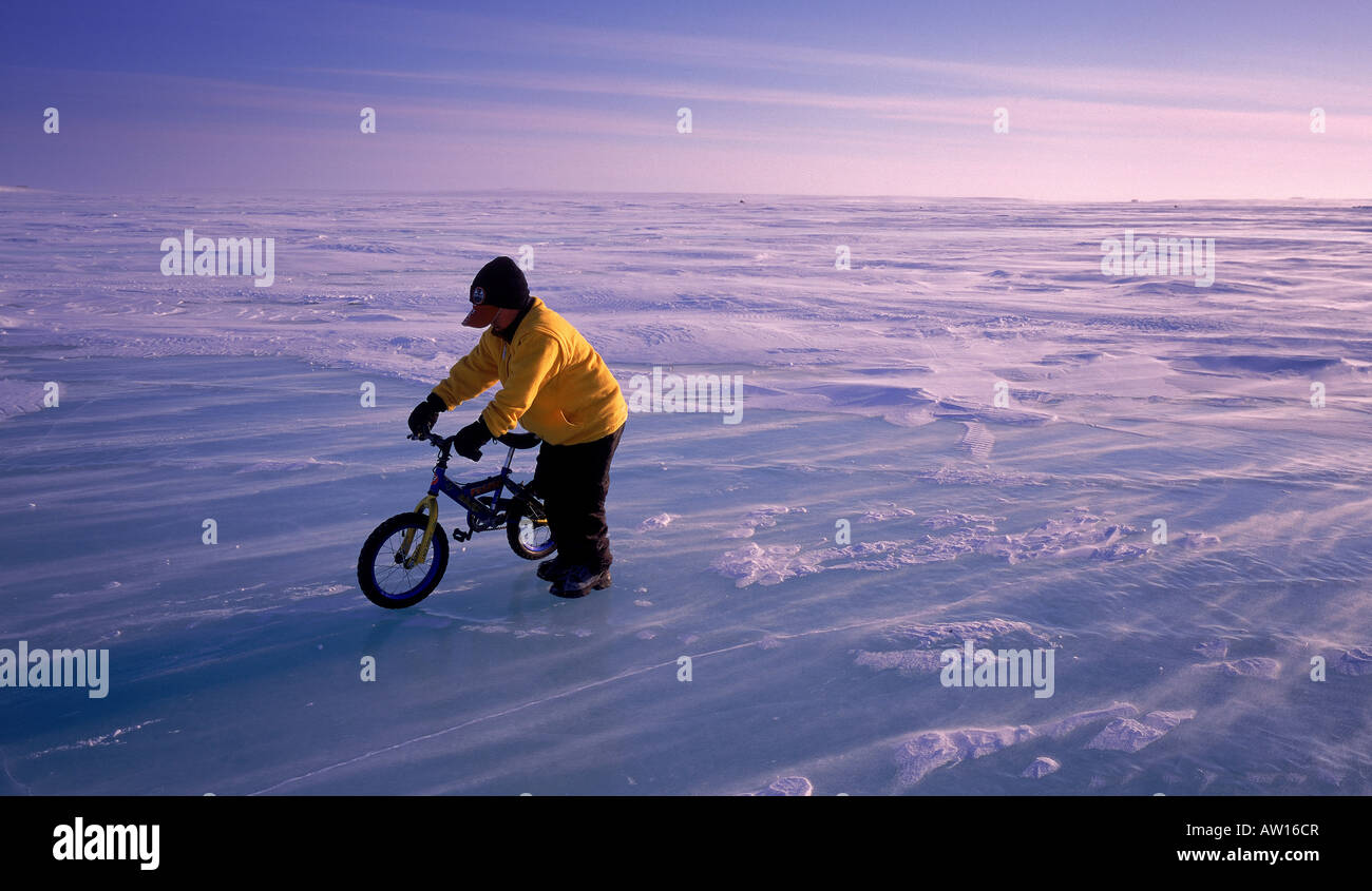 Kinder auf dem Fahrrad, Cambridge Bay, North West Territories, Kanada Stockfoto