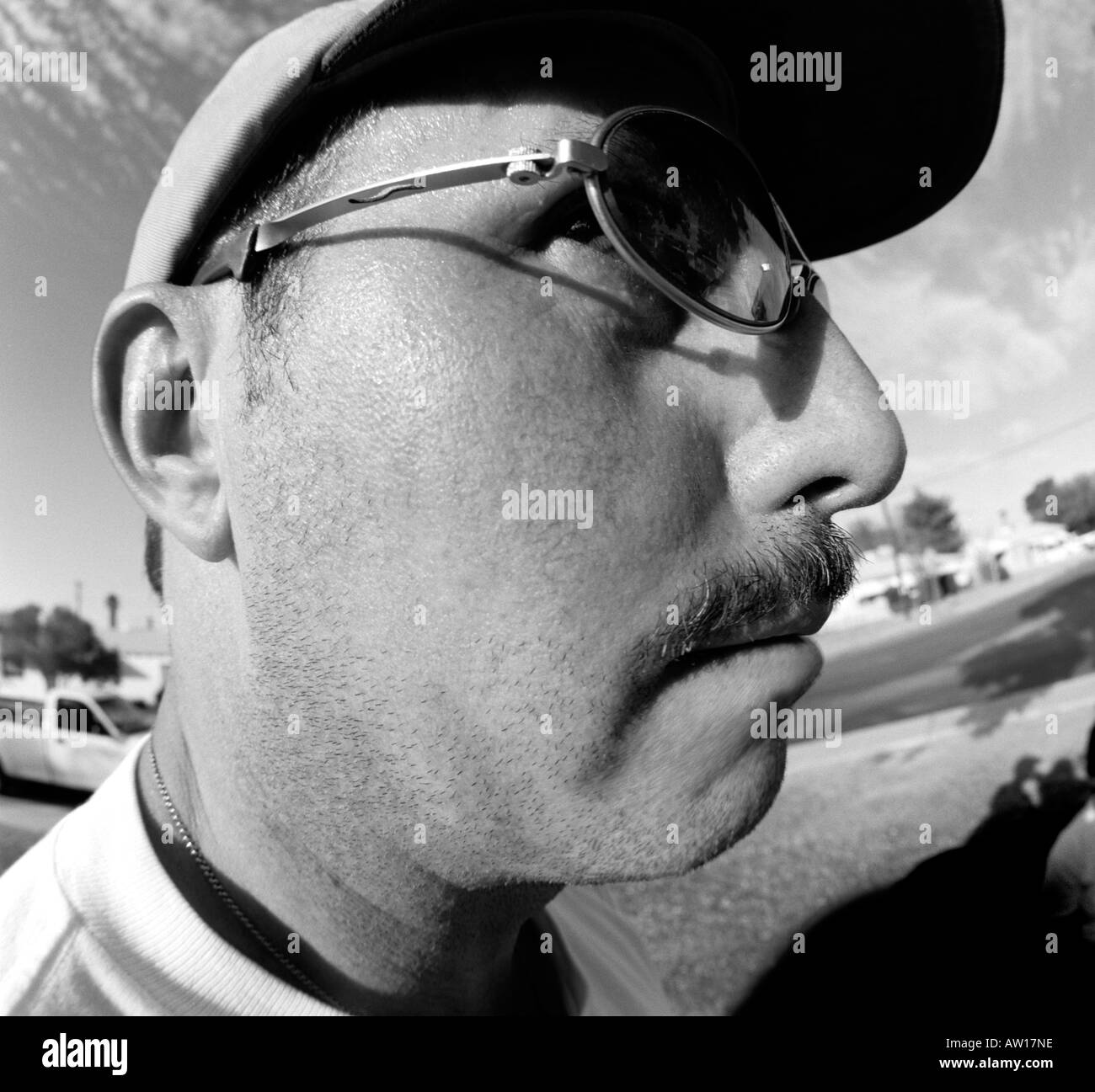 Extremen Weitwinkel, schwarzen und weißen Schuss ein mustached Mann Profil. Stockfoto