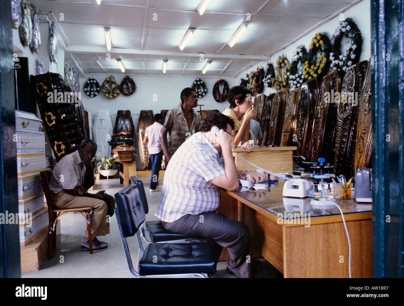 Ein Mann spricht am Telefon Auftragsannahme in einem Sarg Shop in Sao Paulo Brasilien. Stockfoto