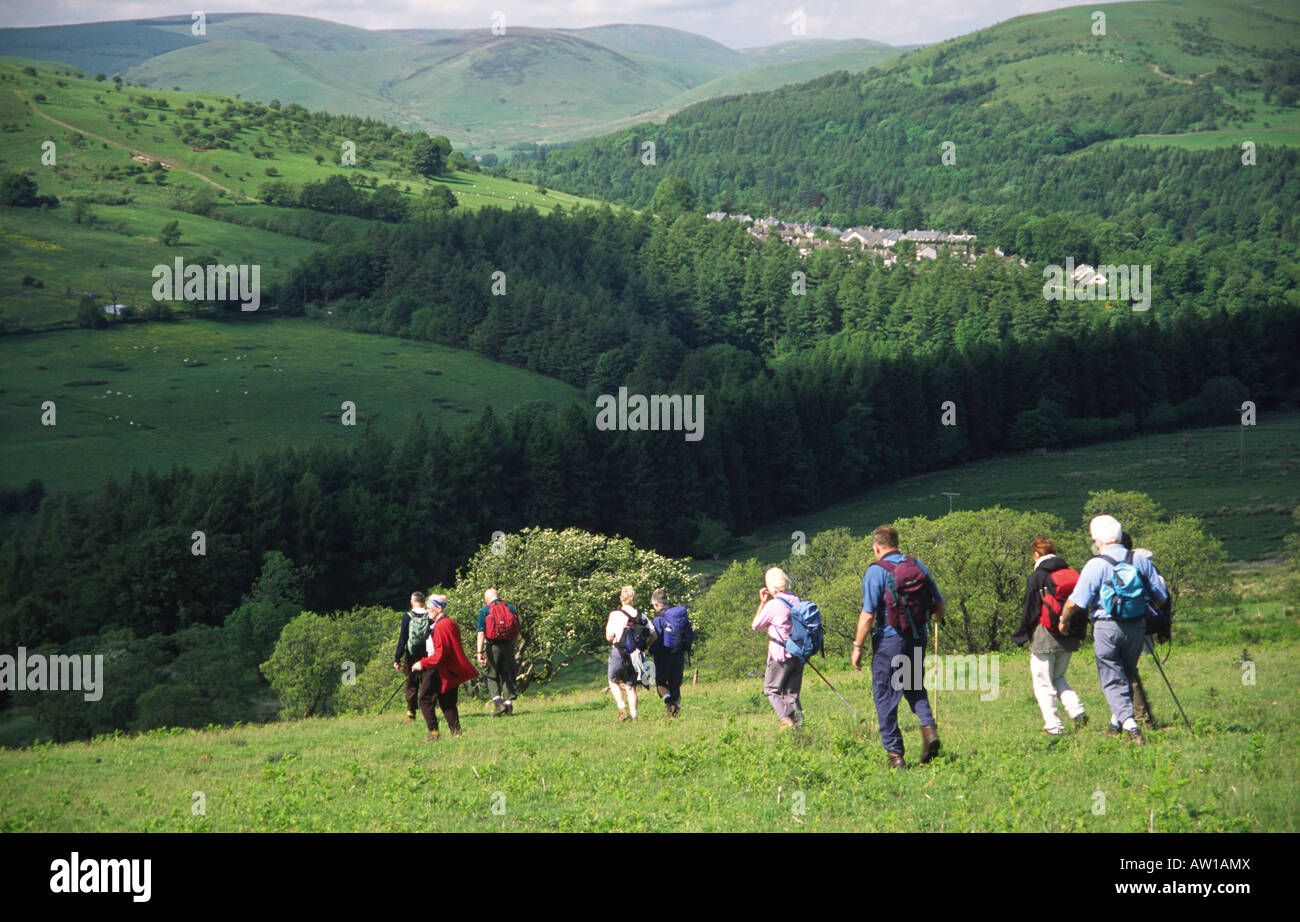 Frühling Langholm Walking Festival Wanderer zu Fuß aus Ward Law Hill in die westliche Grenze Hügel Scotland UK Stockfoto
