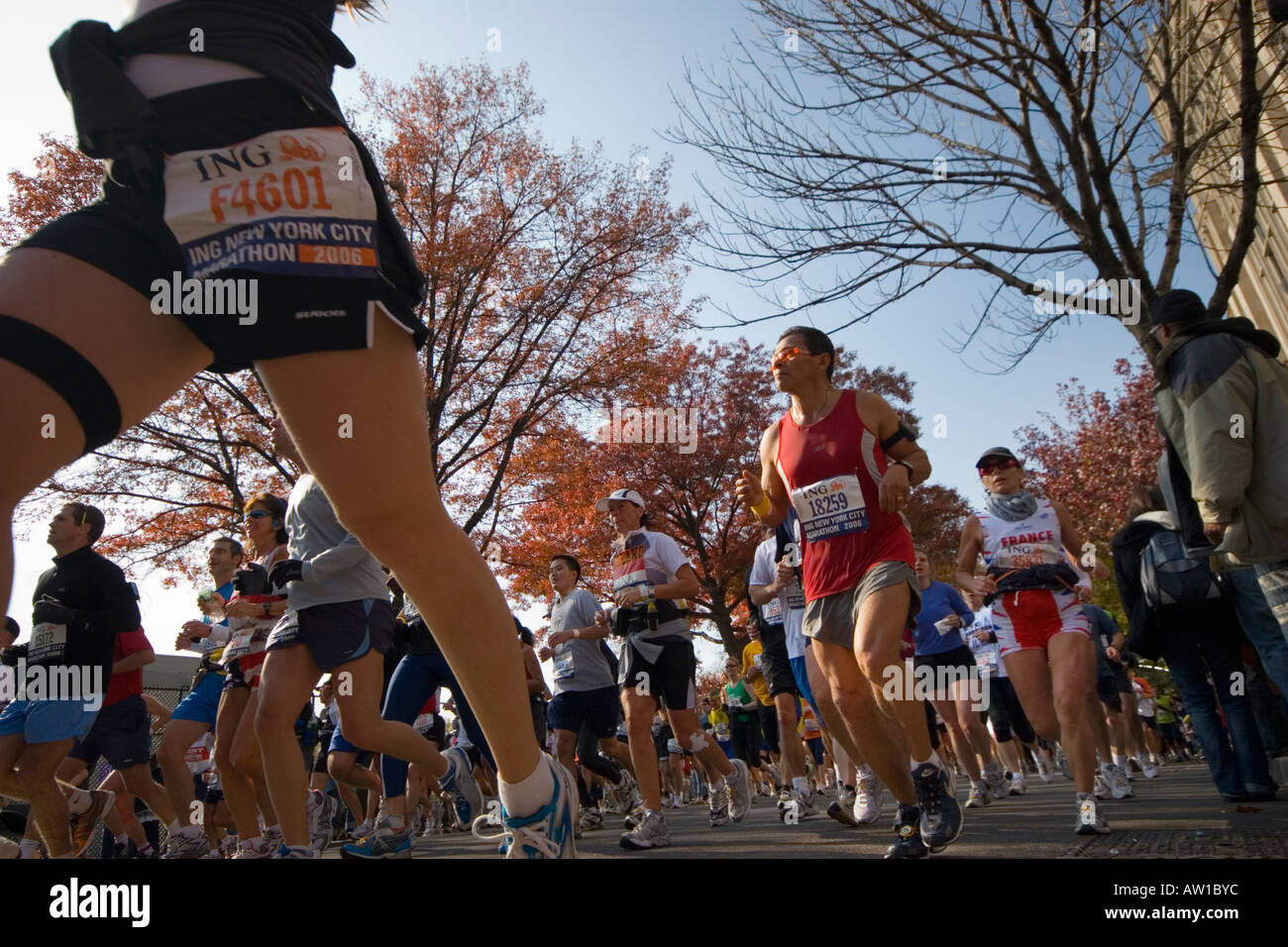 Niedrigen Winkel geschossen Konkurrenten in der ING New York City Marathon 2006 in der Nähe von der 10-Meilen-Marke in Brooklyn 5. November 2006 JMH1857 Stockfoto