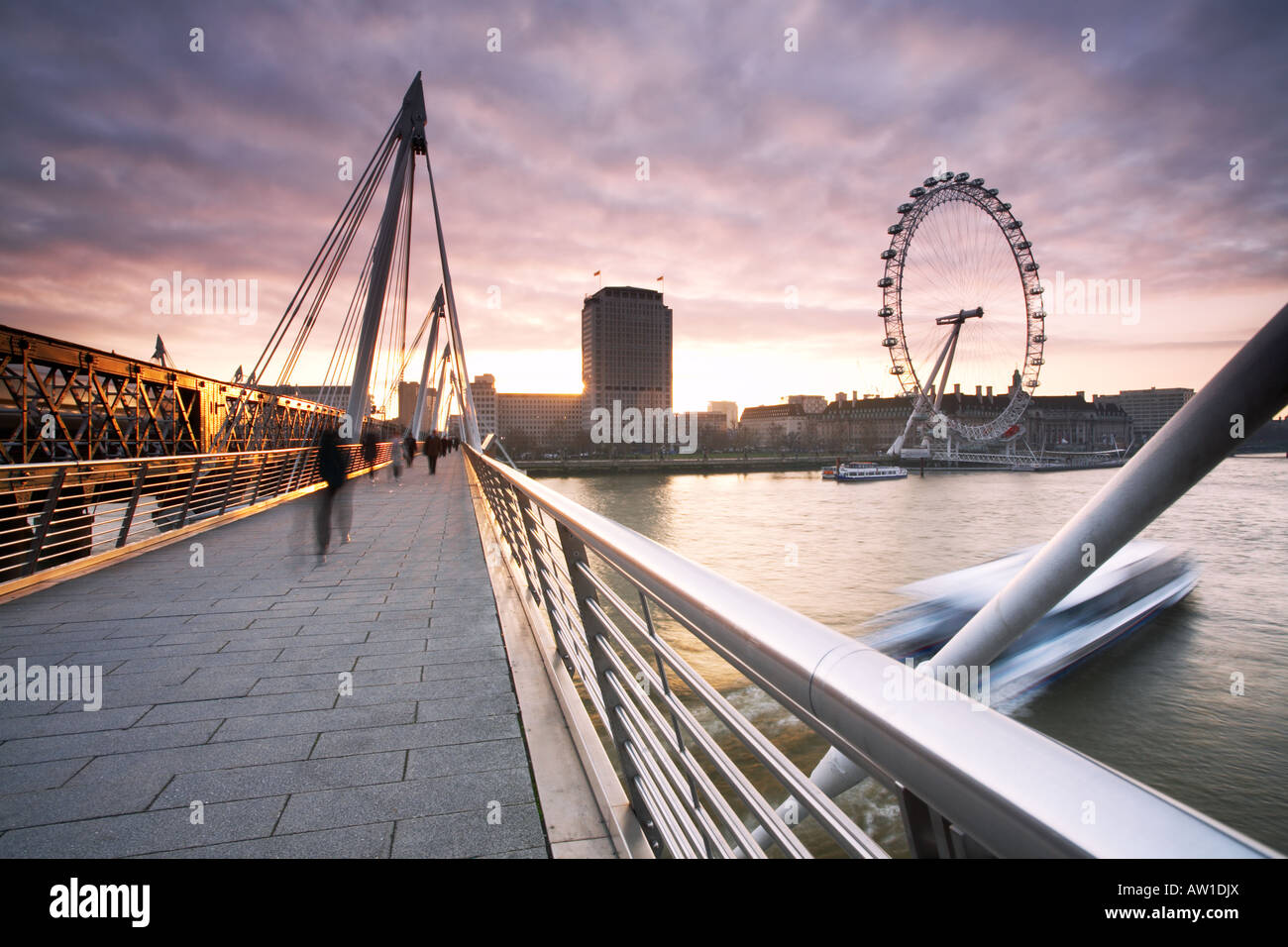 Sonnenaufgang von der Hungerford Fußgängerbrücke in London Stadt England UK Stockfoto