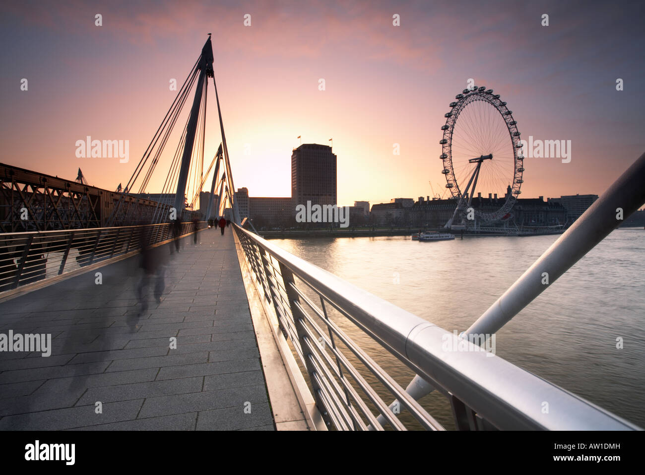 Sonnenaufgang von der Hungerford Fußgängerbrücke in London Stadt England UK Stockfoto