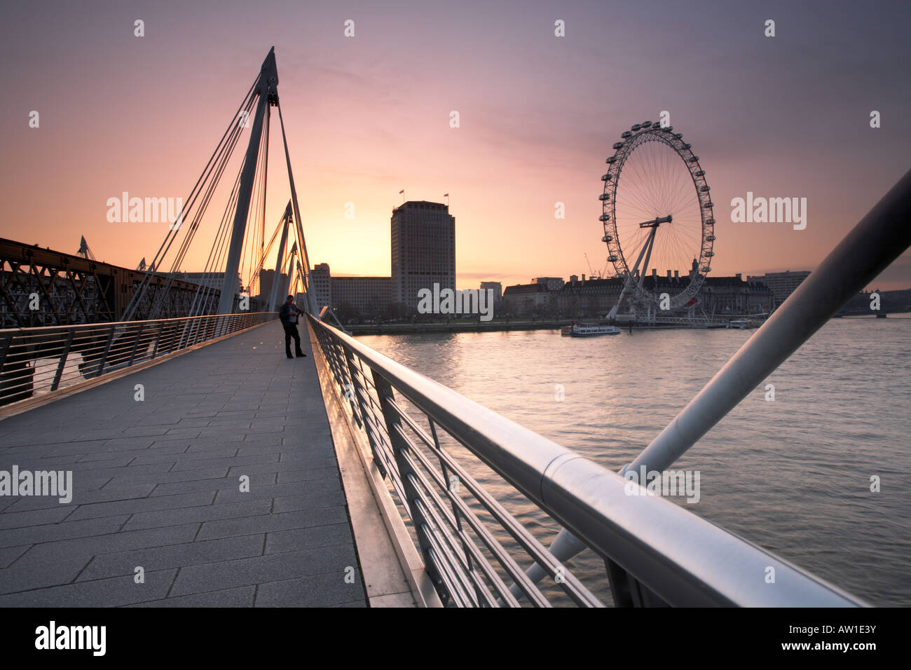 Sonnenaufgang von der Hungerford Fußgängerbrücke in London Stadt England UK Stockfoto