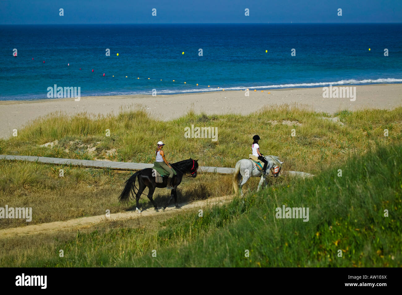 Zwei Reiter pony trekking, Tarifa Strand, Süd-Spanien, Europa Stockfoto