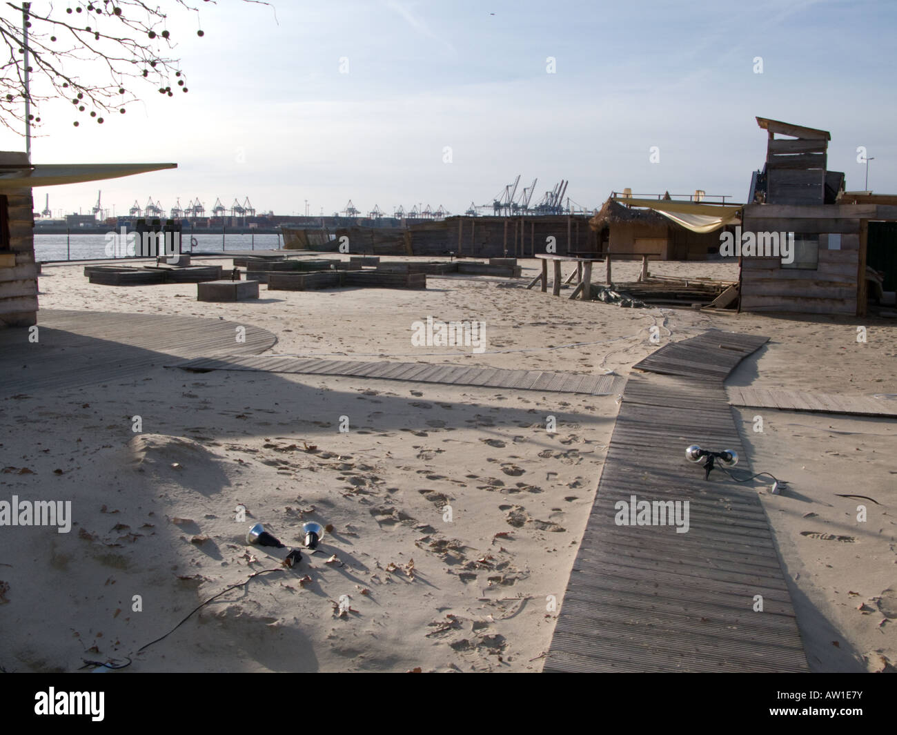 Strandclub heruntergekommen im winter Stockfoto