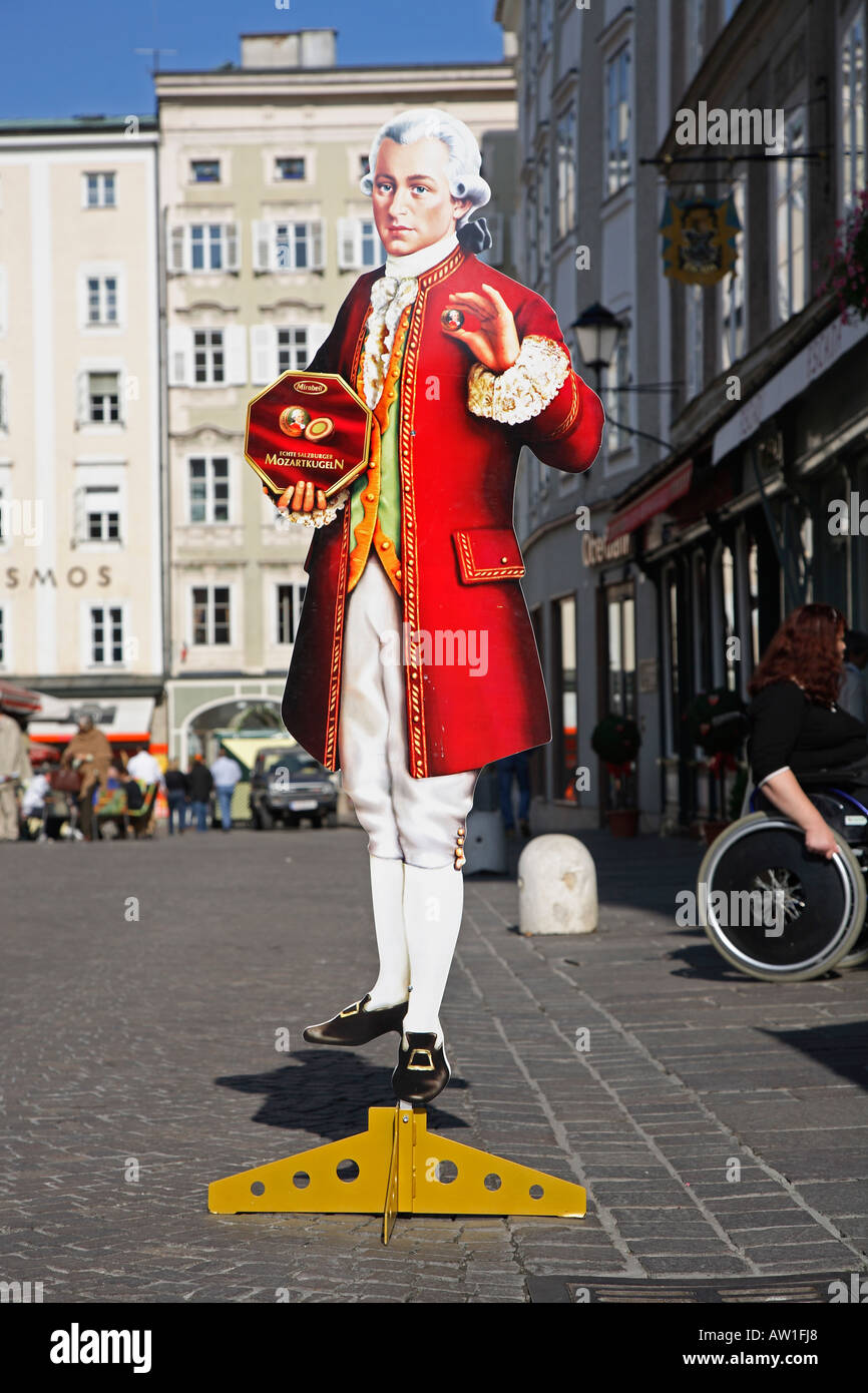 Straße Werbung für Mozartkugeln gemacht aus Pappe - Wolfgang Amadeus Mozart, Salzburg, Österreich Stockfoto