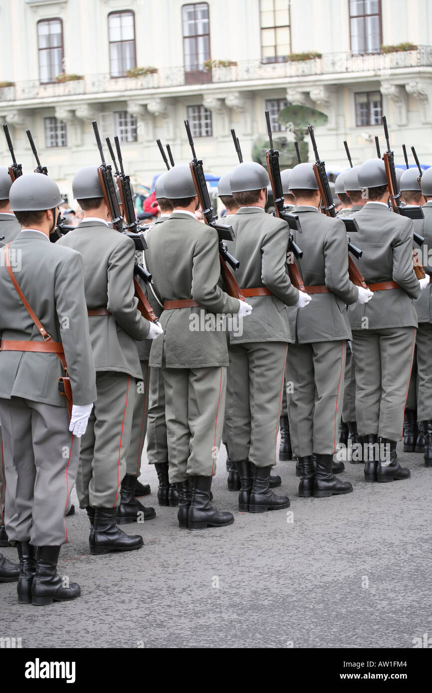 Wache Offiziere am Heldenplatz (Heldenplatz) in Wien, Österreich Stockfoto