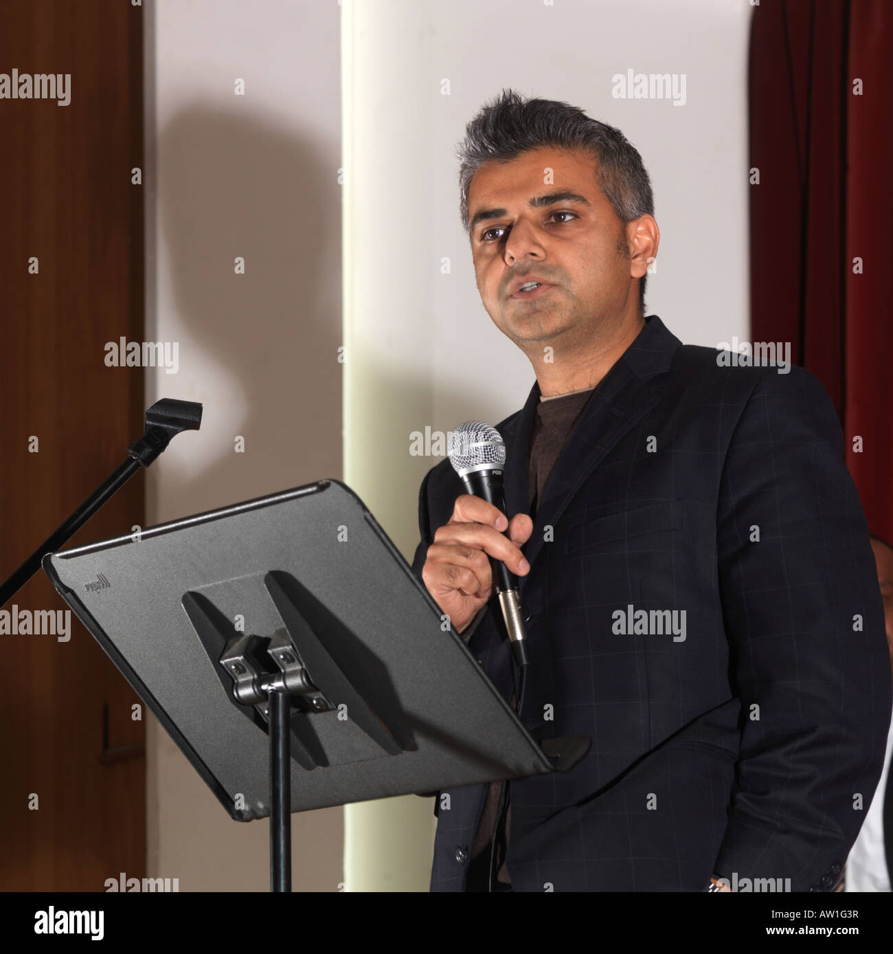 Diwali Wandswoth Rathaus London Sadiq Khan MP für tuten mit Mikrofon auf der Bühne Stockfoto