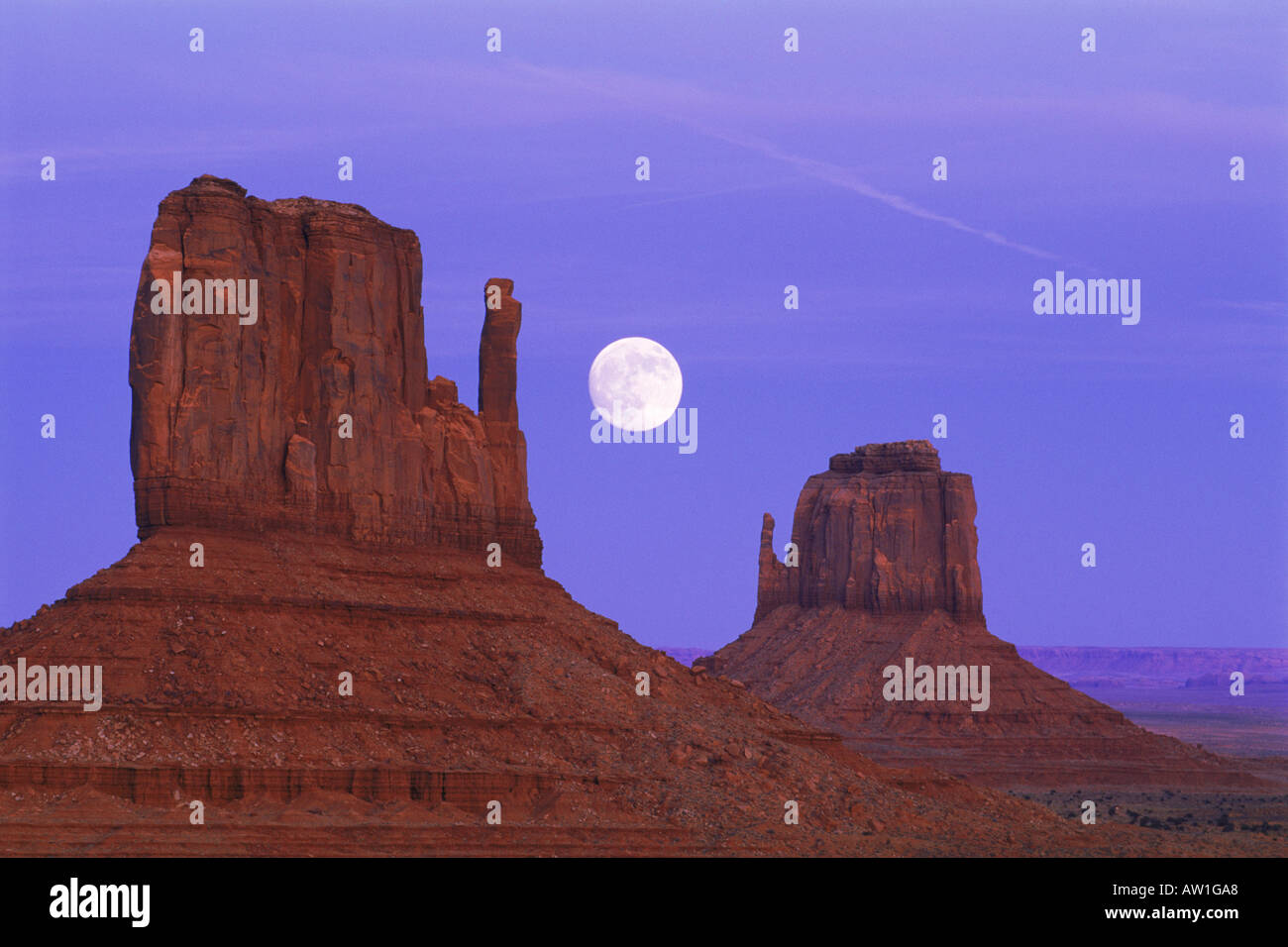 Mond zwischen die Handschuhe im Monument Valley in Arizona Stockfoto