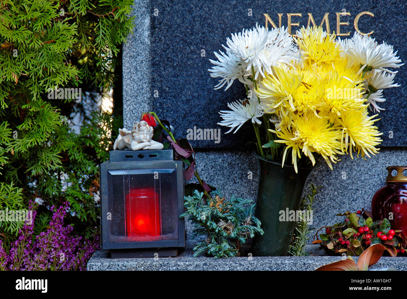 Blumen auf ein Grab auf Allerheiligen, Klosterneuburg, Österreich Stockfotografie